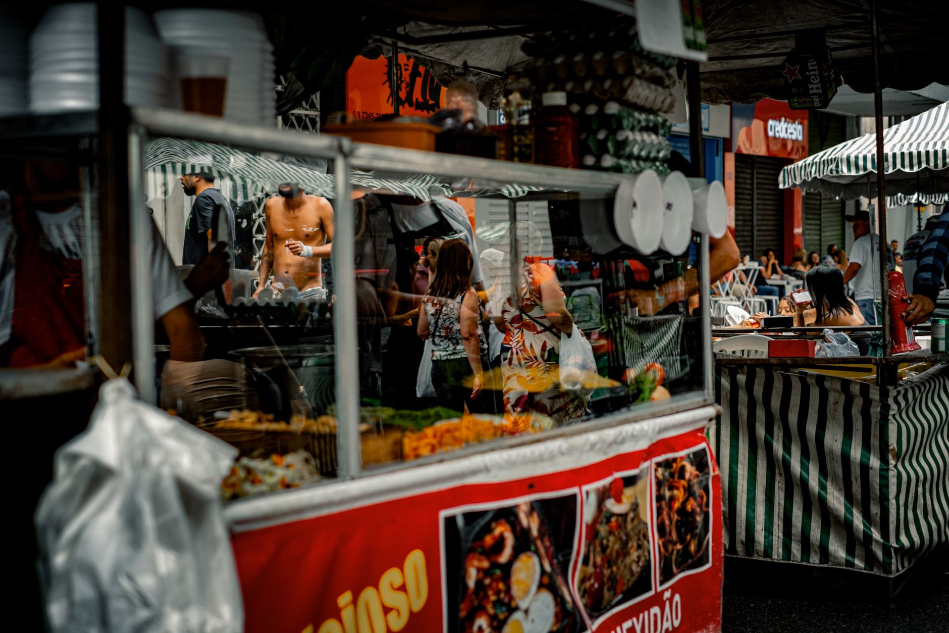 Vibrant street food market scene in Belo Horizonte, featuring diverse culinary offerings and local culture.